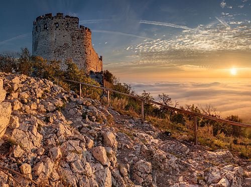 Hrad Děvičky je vidět z velké dálky. Jan Miklín.